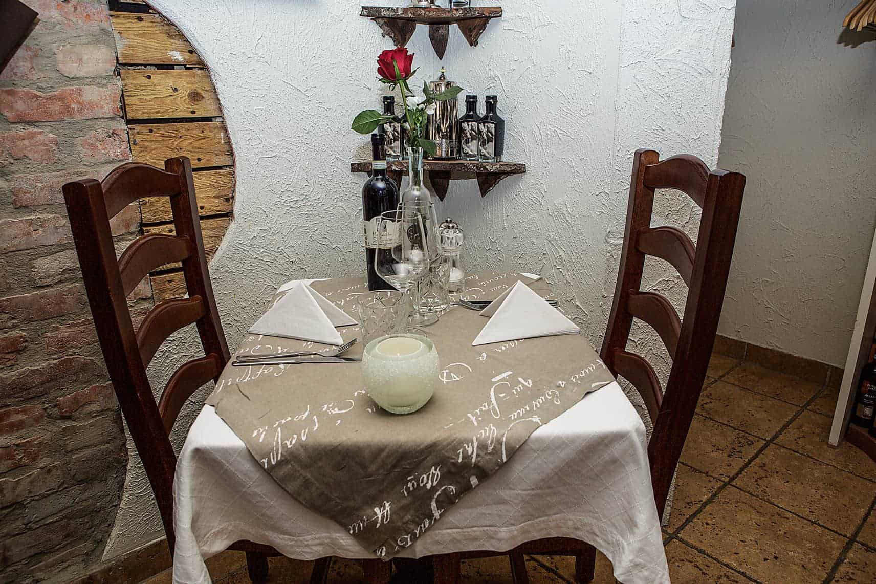 Litet bord på italiensk restaurang